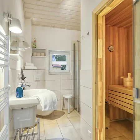 Stunning Home In Krems Iiwarderbrueck With Sauna Gols